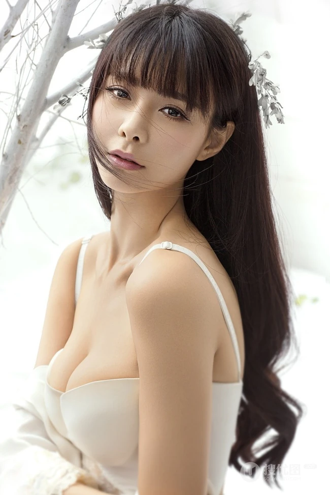 女生沈梦辰个性低领写真 线条半露线条感修长