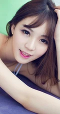 低领小可爱家居服少女居家写真 笑到心坎里的女孩
