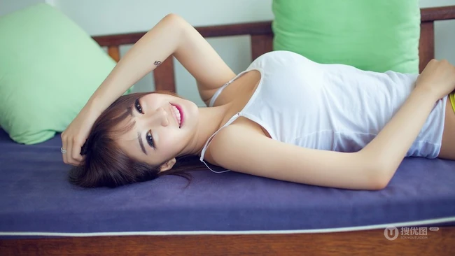 低领小可爱家居服少女居家写真 笑到心坎里的女孩