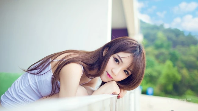 低领小可爱家居服少女居家写真 笑到心坎里的女孩