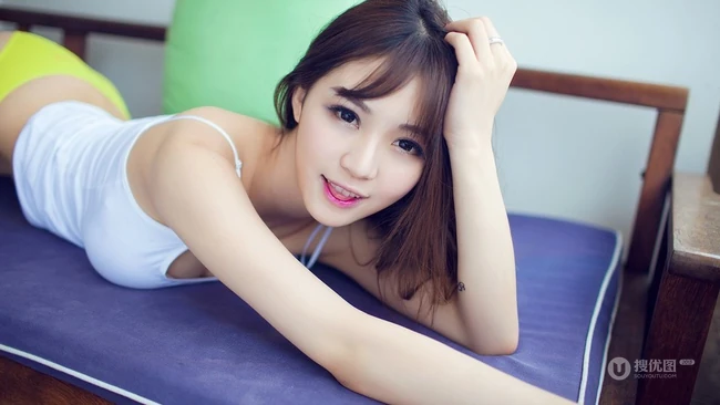 低领小可爱家居服少女居家写真 笑到心坎里的女孩