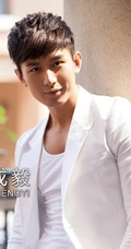帅哥成毅白衫白裤街拍写真-优雅型男气质尽显