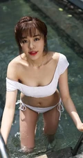 女星赵多娜气质家居服泳池戏水-线条半露展美妙身材