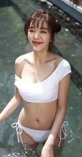 女星赵多娜气质家居服泳池戏水-线条半露展美妙身材
