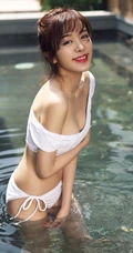 女星赵多娜气质家居服泳池戏水-线条半露展美妙身材