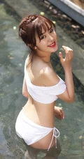 女星赵多娜气质家居服泳池戏水-线条半露展美妙身材