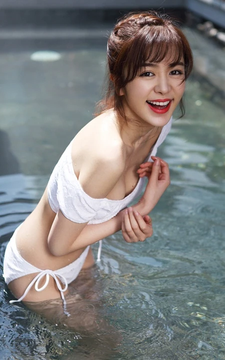 女星赵多娜气质家居服泳池戏水-线条半露展美妙身材