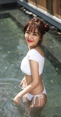女星赵多娜气质家居服泳池戏水-线条半露展美妙身材