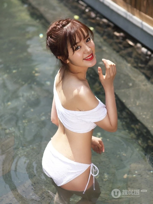 女星赵多娜气质家居服泳池戏水-线条半露展美妙身材