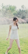蔷薇花间甜美亚洲少女瑛瑛 唯美户外睡衣写真