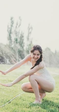 蔷薇花间甜美亚洲少女瑛瑛 唯美户外睡衣写真