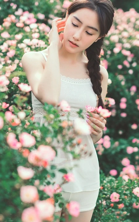 蔷薇花间甜美亚洲少女瑛瑛 唯美户外睡衣写真