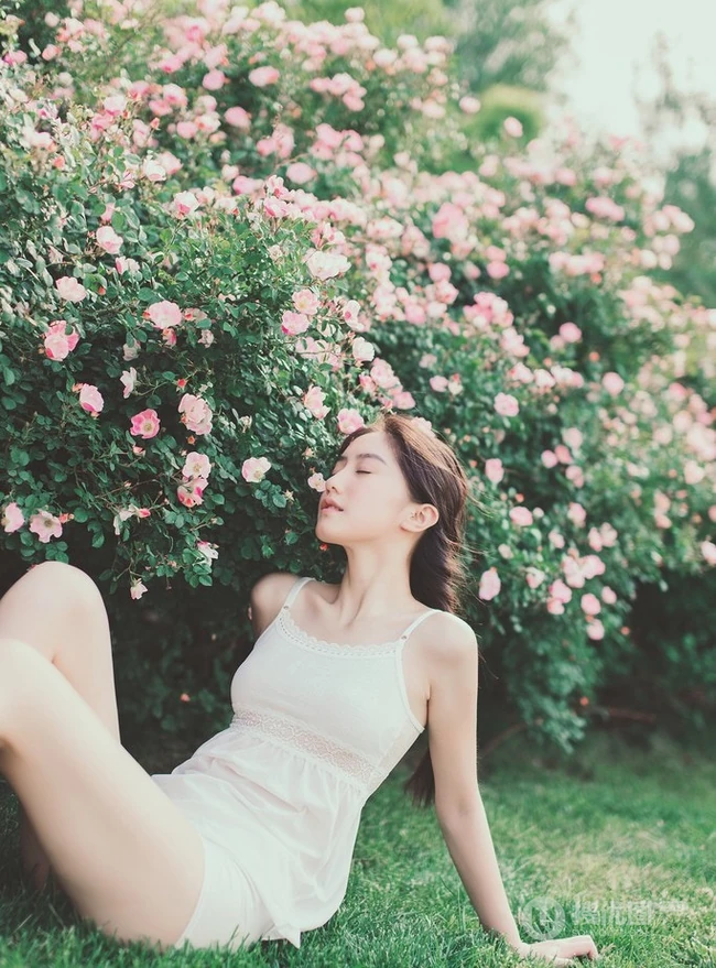 蔷薇花间甜美亚洲少女瑛瑛 唯美户外睡衣写真