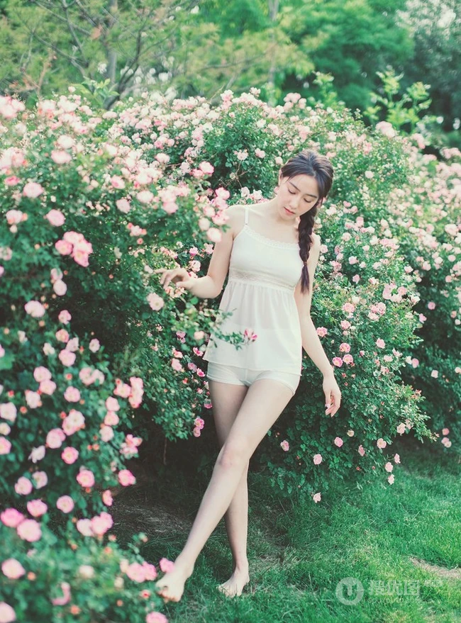 蔷薇花间甜美亚洲少女瑛瑛 唯美户外睡衣写真