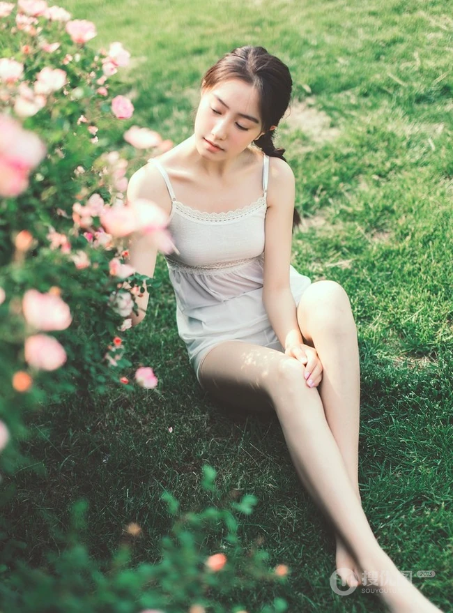 蔷薇花间甜美亚洲少女瑛瑛 唯美户外睡衣写真