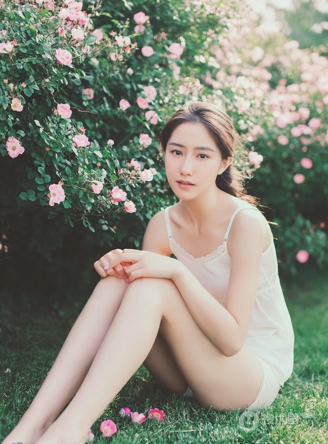 蔷薇花间甜美亚洲少女瑛瑛 唯美户外睡衣写真