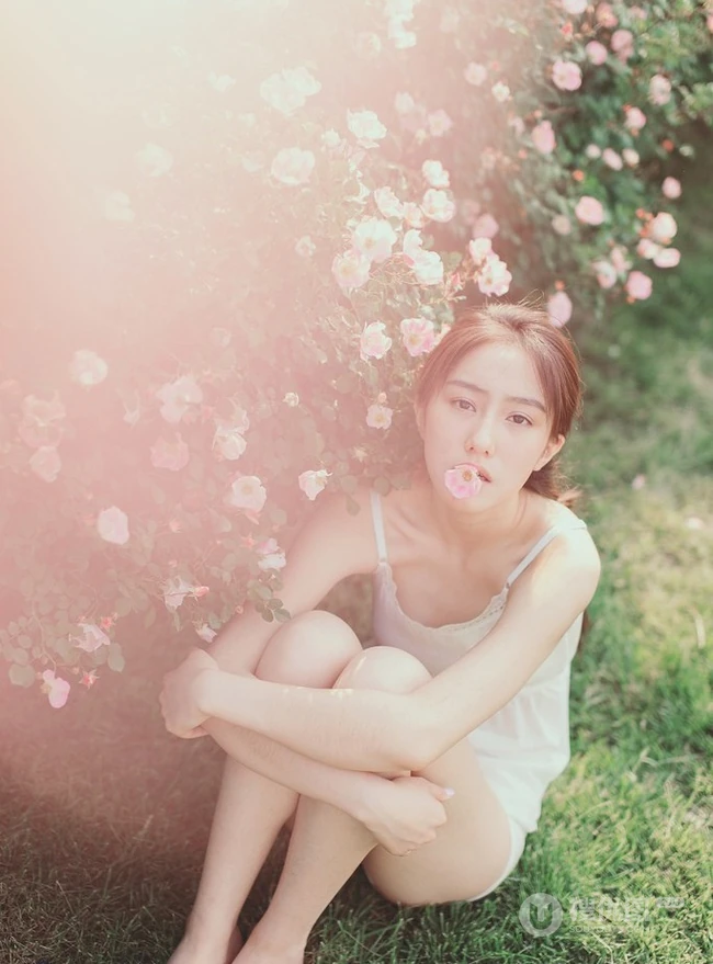 蔷薇花间甜美亚洲少女瑛瑛 唯美户外睡衣写真