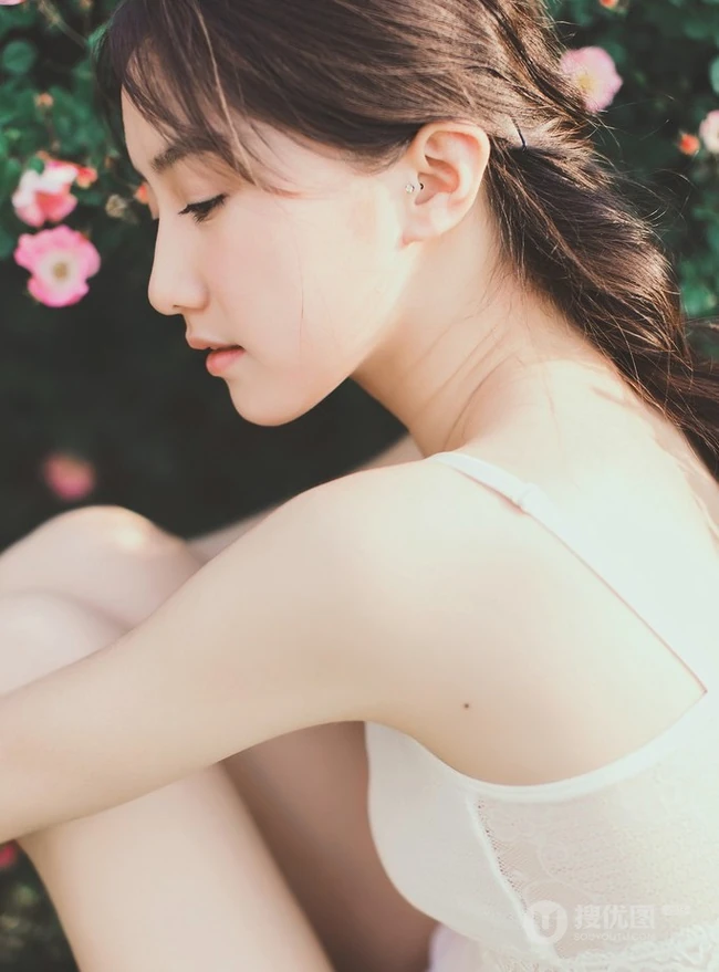 蔷薇花间甜美亚洲少女瑛瑛 唯美户外睡衣写真