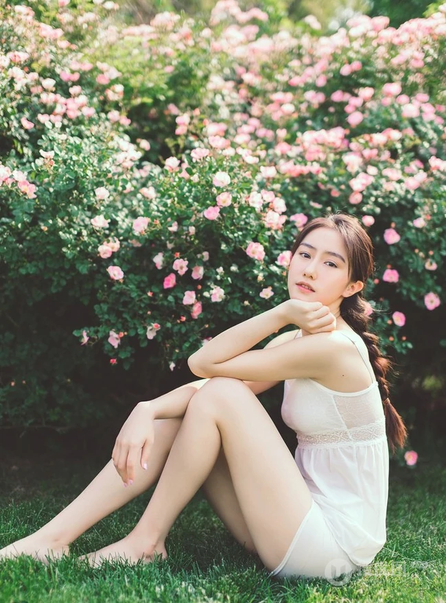 蔷薇花间甜美亚洲少女瑛瑛 唯美户外睡衣写真