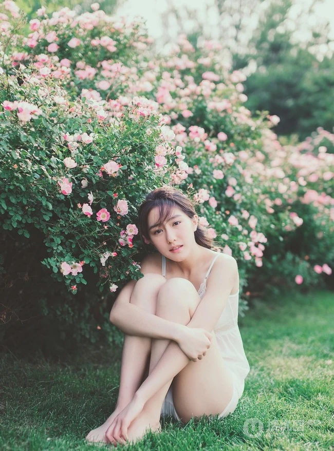 蔷薇花间甜美亚洲少女瑛瑛 唯美户外睡衣写真