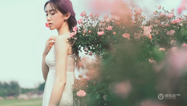 蔷薇花间甜美亚洲少女瑛瑛 唯美户外睡衣写真