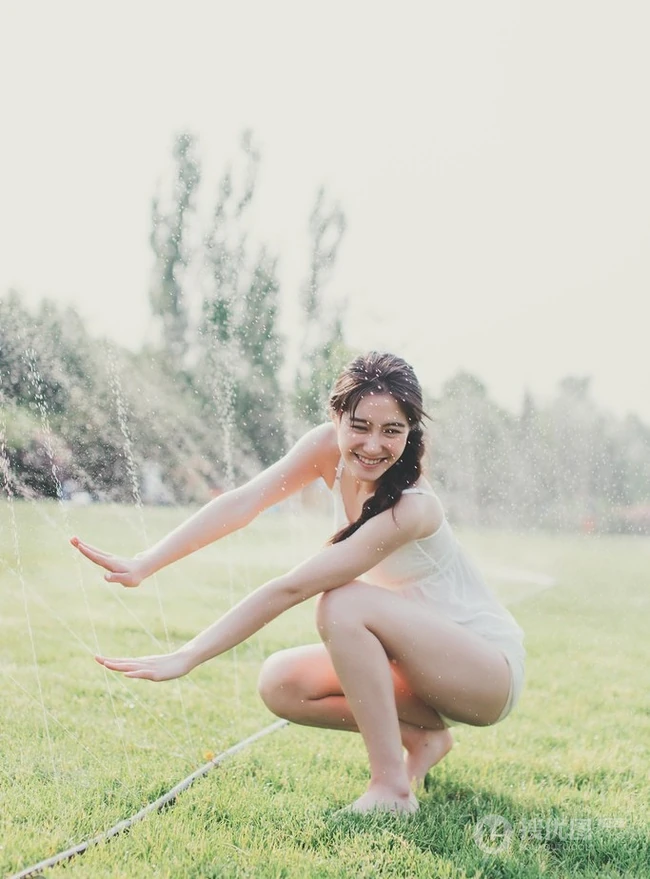 蔷薇花间甜美亚洲少女瑛瑛 唯美户外睡衣写真