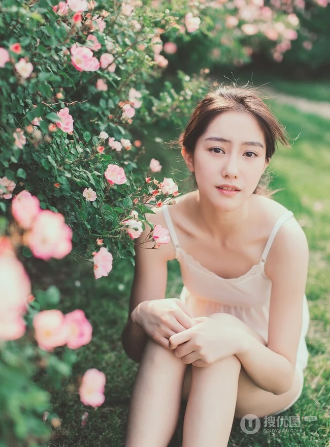 蔷薇花间甜美亚洲少女瑛瑛 唯美户外睡衣写真