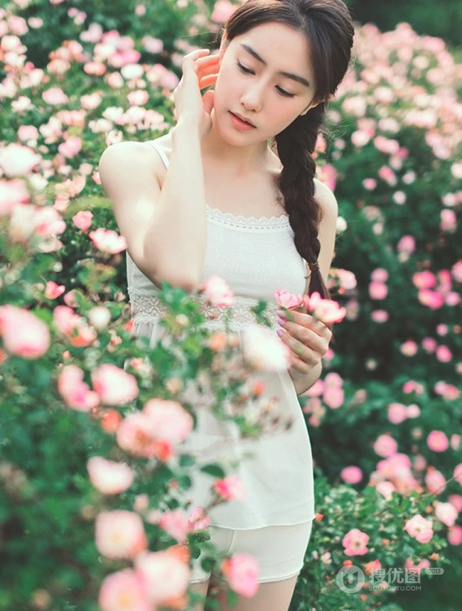 蔷薇花间甜美亚洲少女瑛瑛 唯美户外睡衣写真