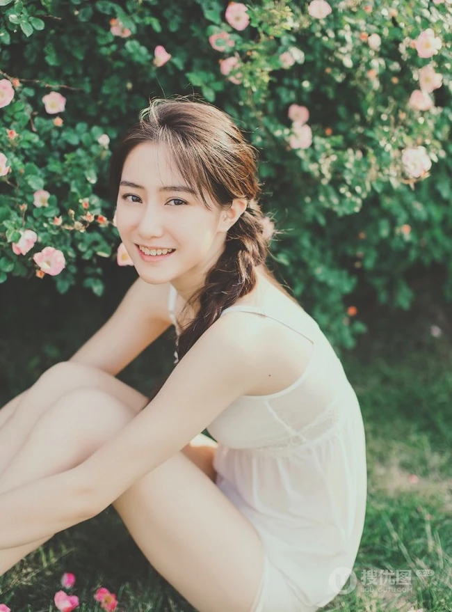 蔷薇花间甜美亚洲少女瑛瑛 唯美户外睡衣写真