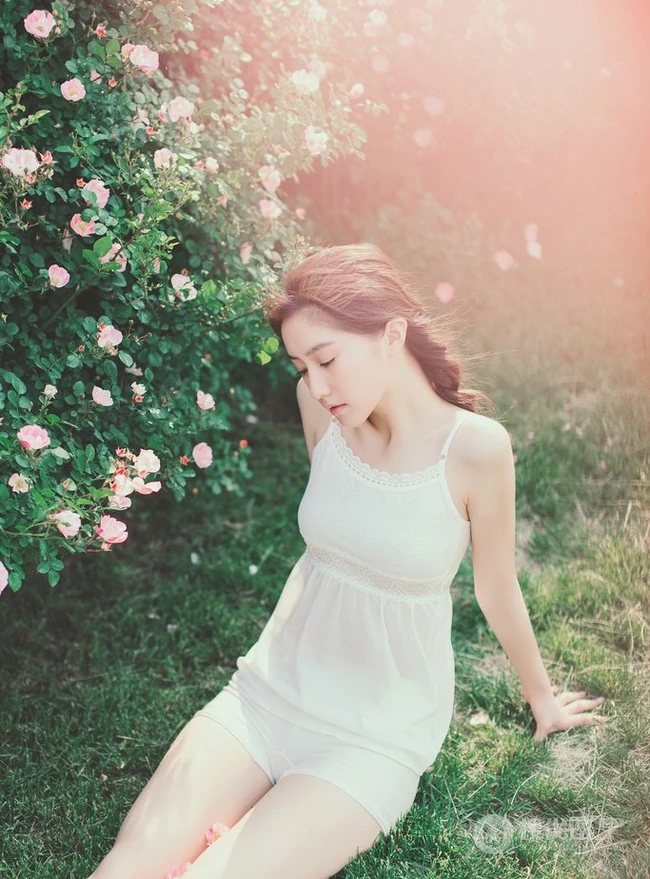 蔷薇花间甜美亚洲少女瑛瑛 唯美户外睡衣写真