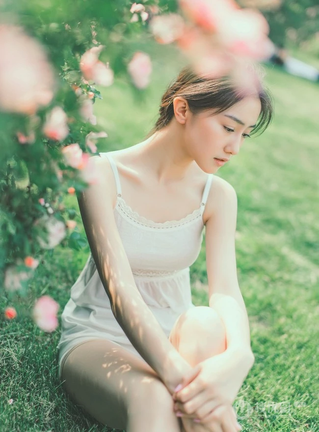 蔷薇花间甜美亚洲少女瑛瑛 唯美户外睡衣写真