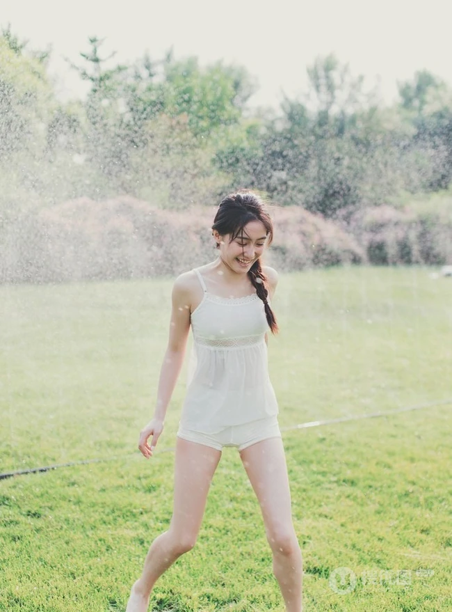 蔷薇花间甜美亚洲少女瑛瑛 唯美户外睡衣写真