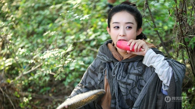 热播新剧《花千骨》赵丽颖可爱啃萝卜剧照图