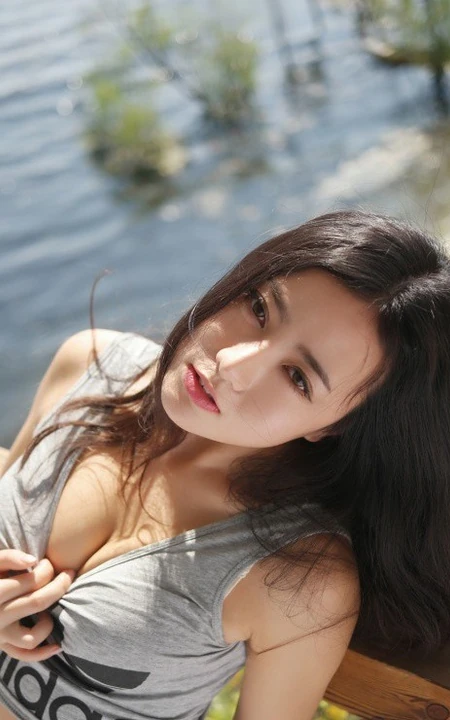 混血气质女生玛鲁娜气质夏日写真，一展完美挺翘线条