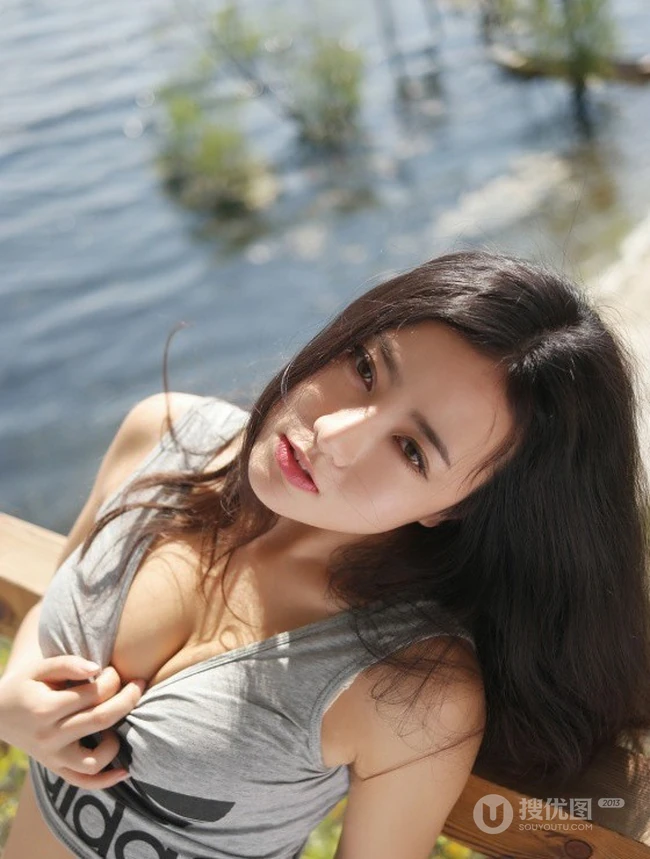 混血气质女生玛鲁娜气质夏日写真，一展完美挺翘线条
