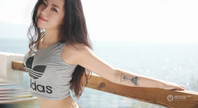 混血气质女生玛鲁娜气质夏日写真，一展完美挺翘线条
