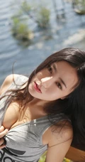 混血气质女生玛鲁娜气质夏日写真，一展完美挺翘线条