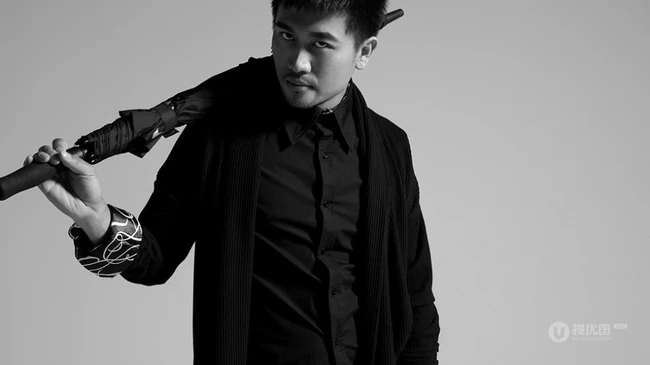 宋允皓黑白写真 手持黑伞绅士儒雅