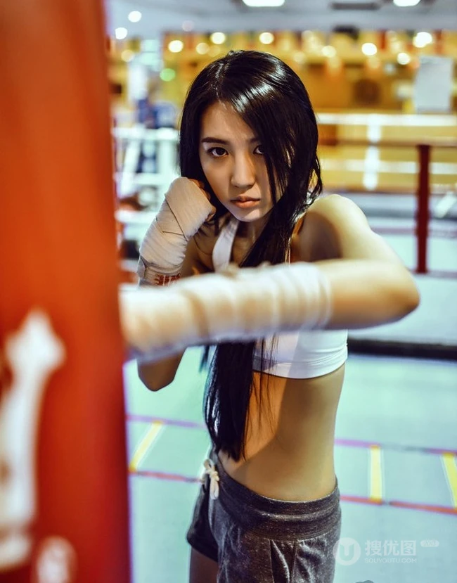 运动少女的魅力 拳击场紧身热裤女生嫩模图片