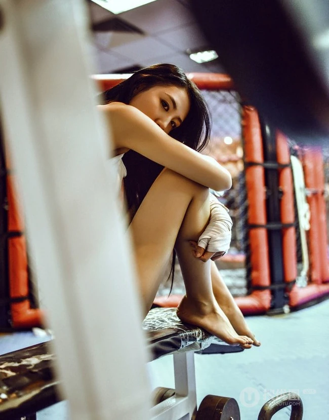 运动少女的魅力 拳击场紧身热裤女生嫩模图片