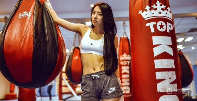 运动少女的魅力 拳击场紧身热裤女生嫩模图片