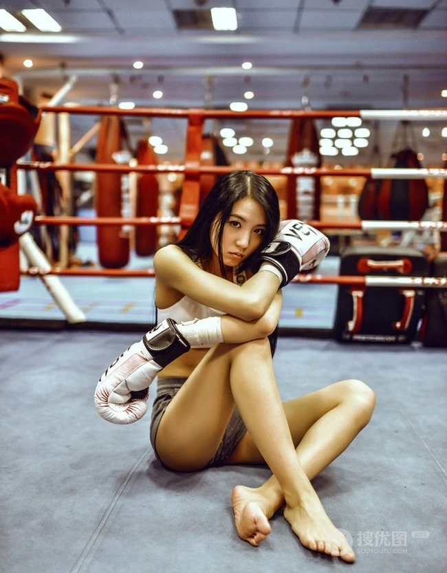 运动少女的魅力 拳击场紧身热裤女生嫩模图片