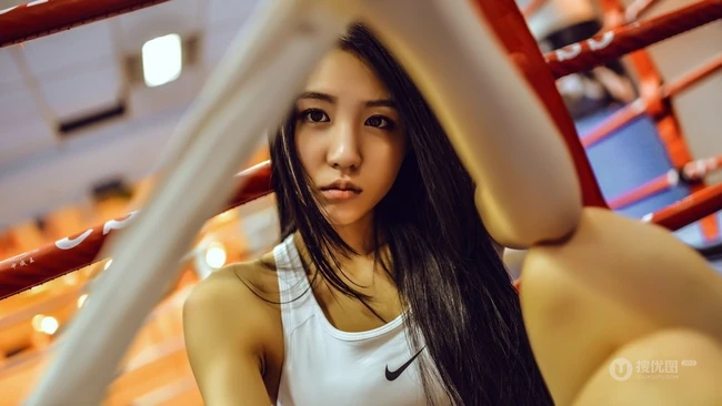 运动少女的魅力 拳击场紧身热裤女生嫩模图片
