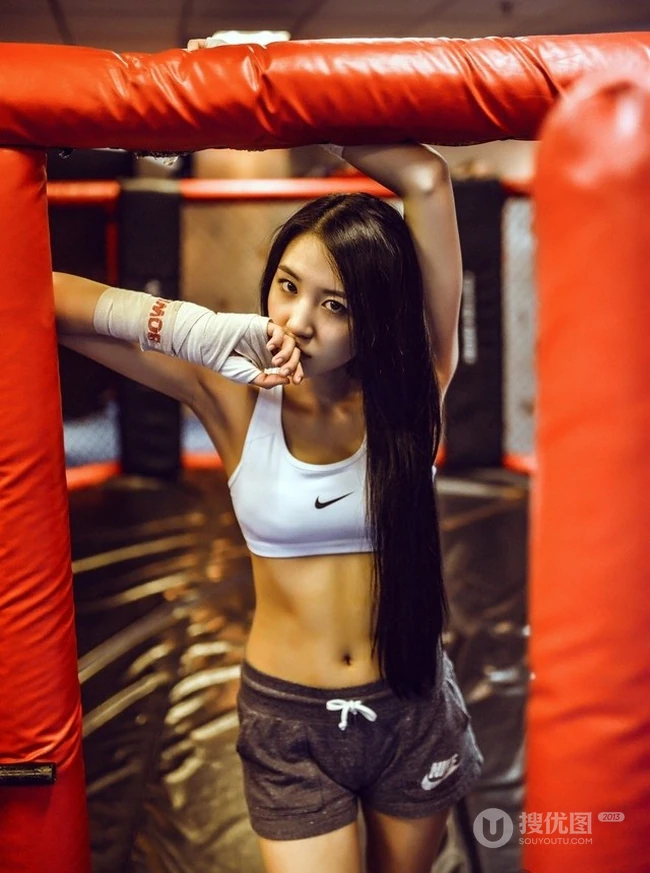 运动少女的魅力 拳击场紧身热裤女生嫩模图片