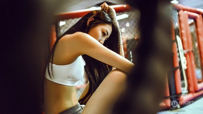 运动少女的魅力 拳击场紧身热裤女生嫩模图片