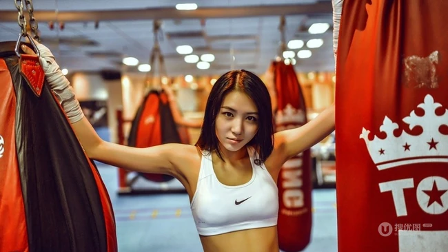 运动少女的魅力 拳击场紧身热裤女生嫩模图片
