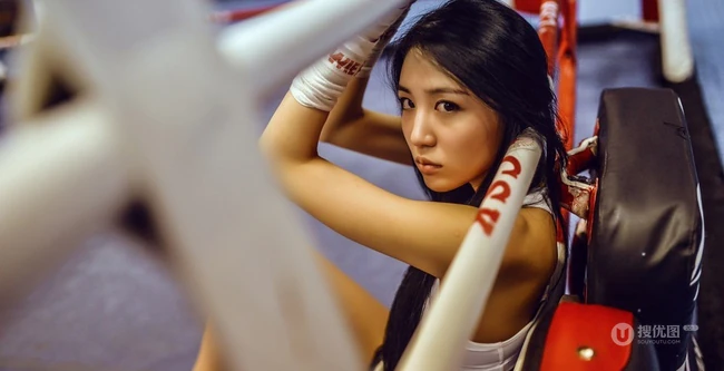 运动少女的魅力 拳击场紧身热裤女生嫩模图片