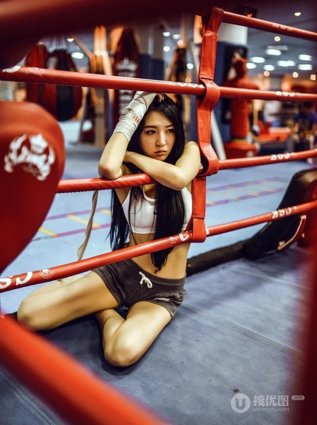 运动少女的魅力 拳击场紧身热裤女生嫩模图片