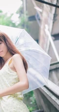 明眸似水，清纯可爱短裤妹子清新雨天街拍写真