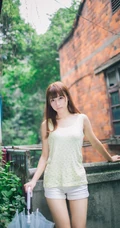 明眸似水，清纯可爱短裤妹子清新雨天街拍写真